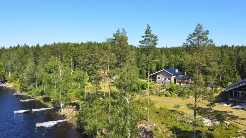 Vogelperspektive der Blockhütte Ratzeputz in Skillingfors – Ferienhaus in der Natur von Värmland