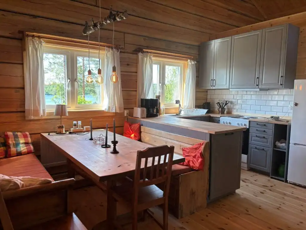 Küche der Blockhütte Ratzeputz in Skillingfors – urige Jagdhütte in Värmland