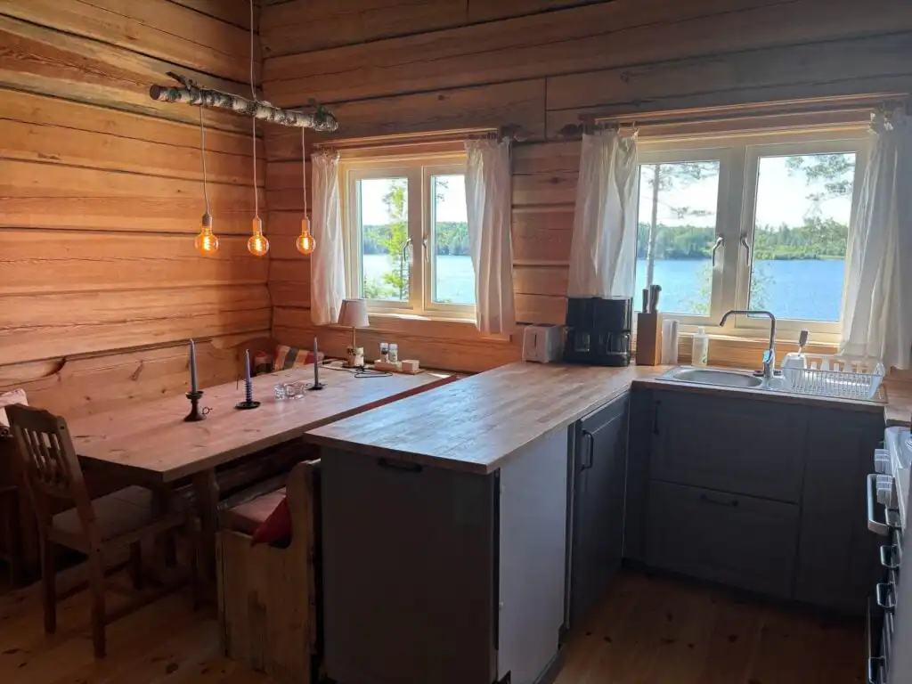 Küchenbereich der Blockhütte Ratzeputz in Skillingfors – Ferienhaus in Värmland