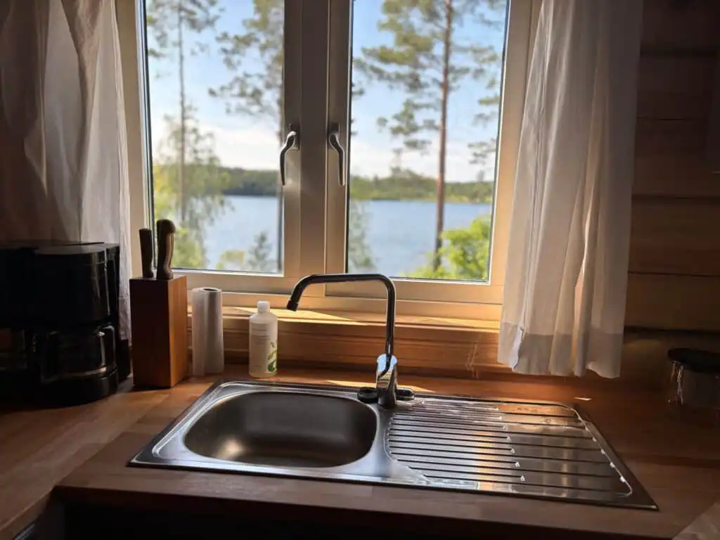 Küche mit Holzinterieur in der Blockhütte Ratzeputz in Skillingfors – Natururlaub in Värmland