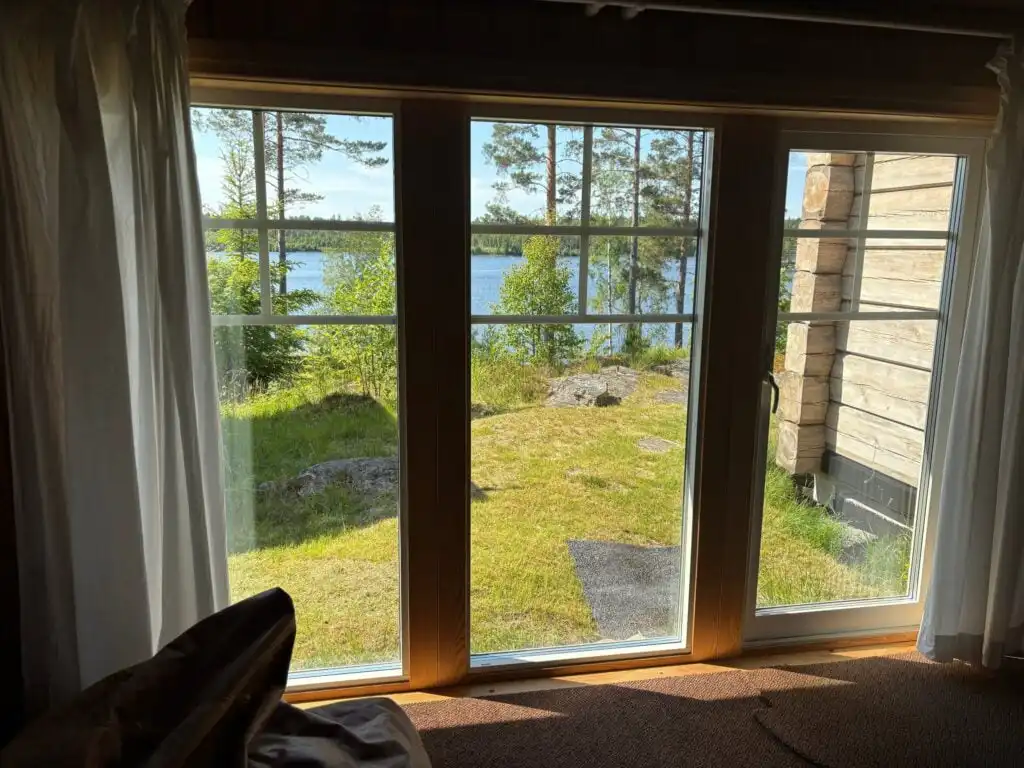 Wohnzimmer der Blockhütte Ratzeputz in Skillingfors mit Blick auf den See – Ferienhaus in Värmland