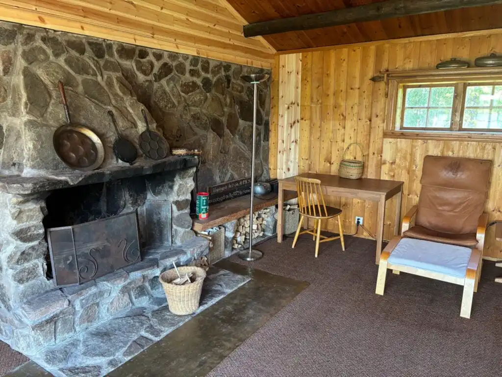 Wohnzimmer mit Holzinterieur in der Blockhütte Ratzeputz in Skillingfors – Jagdhütte in Värmland