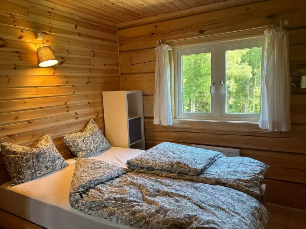 Schlafzimmer in der Blockhütte Ratzeputz in Skillingfors – urige Blockhütte am See in Värmland