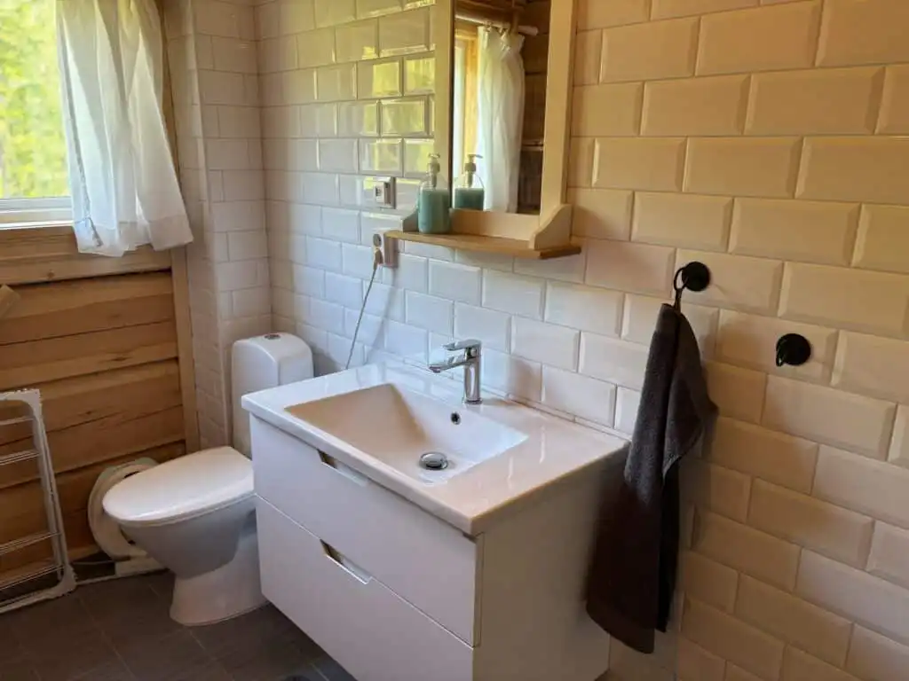 Badezimmer mit Dusche in der Blockhütte Ratzeputz in Skillingfors – Natururlaub in Värmland