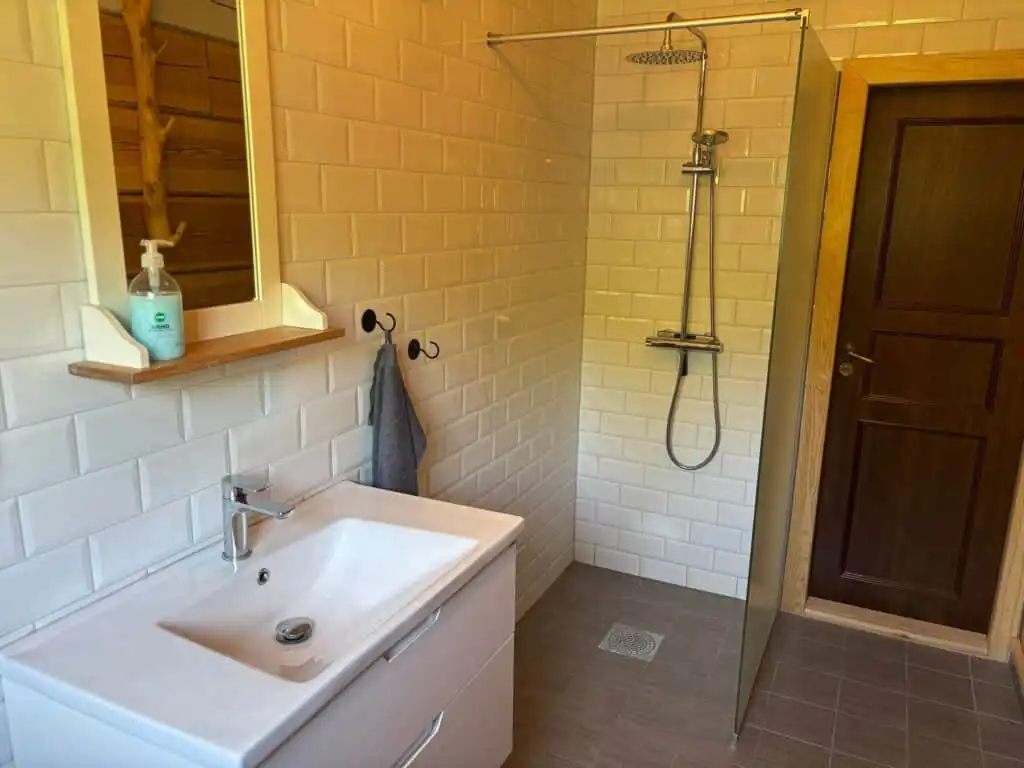 Badezimmer der Blockhütte Ratzeputz in Skillingfors – Ferienhaus am See in Värmland