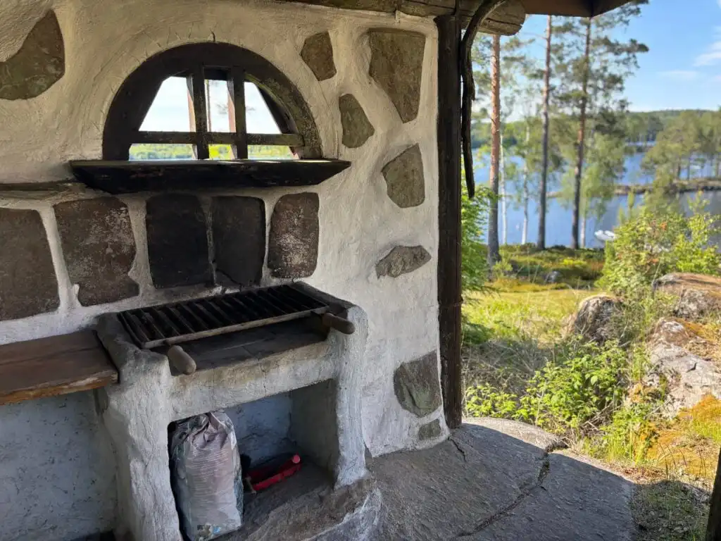 Grillplatz bei der Blockhütte Ratzeputz in Skillingfors – Ferienhaus am See in Värmland
