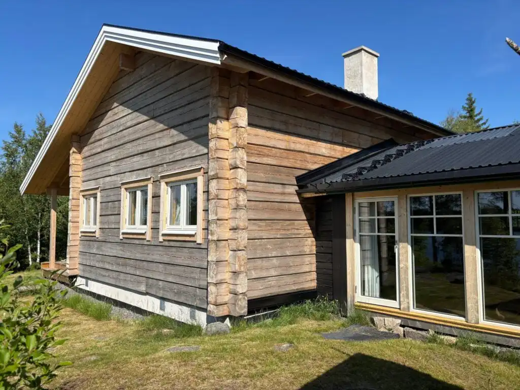 Außenansicht der Blockhütte Ratzeputz in Skillingfors – Ferienhaus am See in Värmland