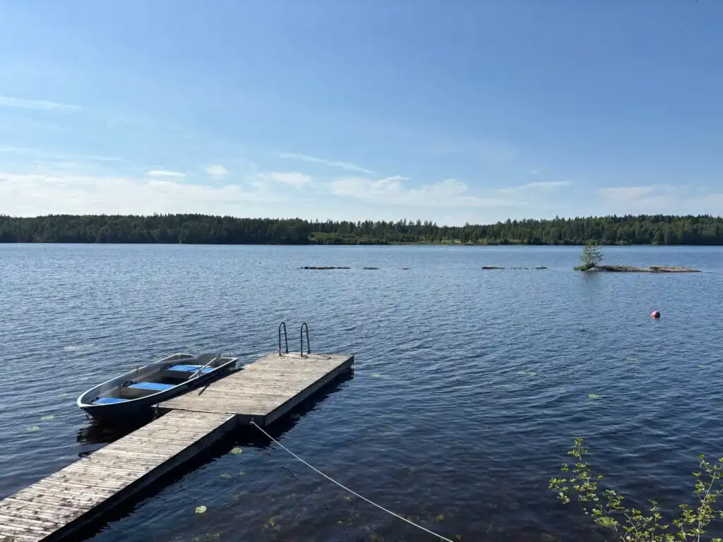 Badesteg am See bei der Blockhütte Ratzeputz in Skillingfors – Schwimmen und Bootfahren in Värmland