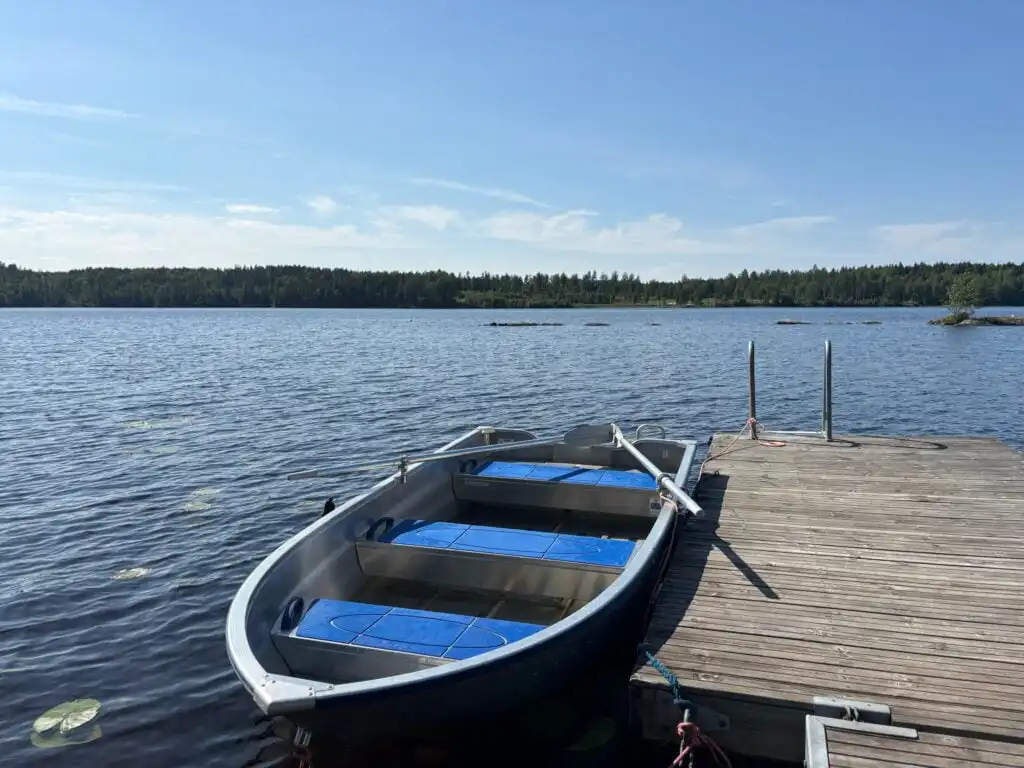Ruderboot am See bei der Blockhütte Ratzeputz in Skillingfors – eigener Steg für Natururlaub in Värmland