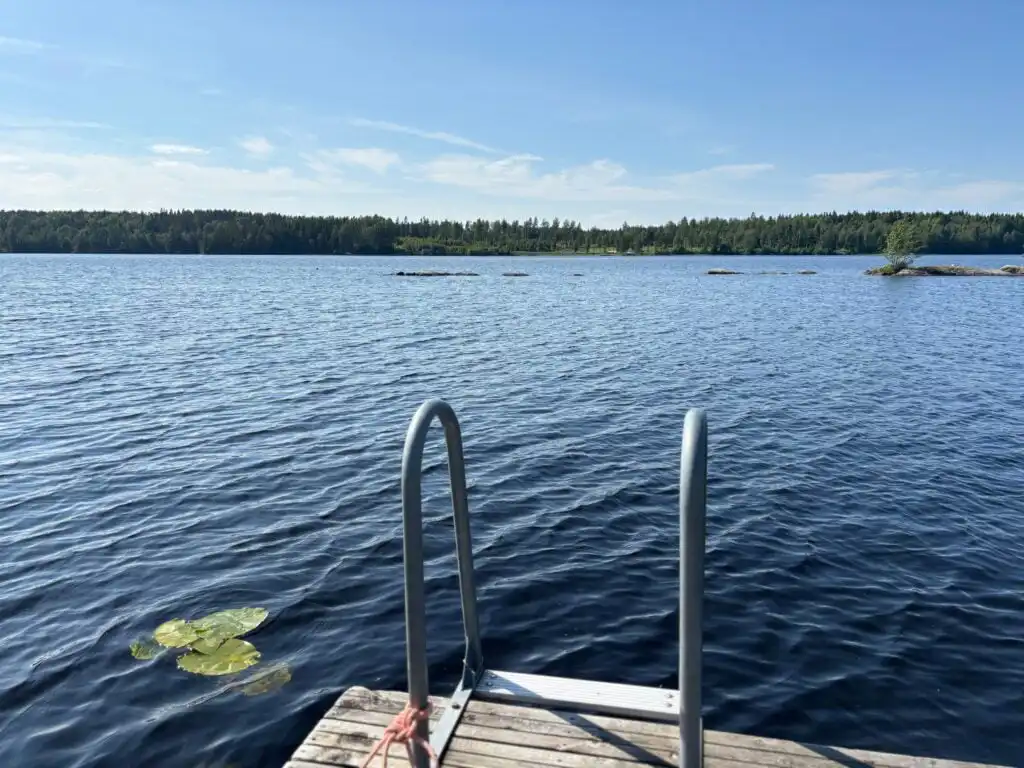 Badesteg am See bei der Blockhütte Ratzeputz in Skillingfors – Schwimmen und Bootfahren in Värmland
