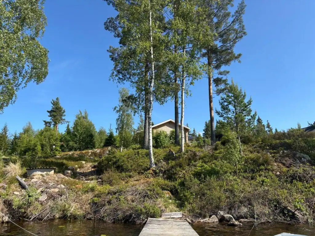 Felsen und Kiefern am See bei der Blockhütte Ratzeputz in Skillingfors – Terrasse mit Seeblick in Värmland