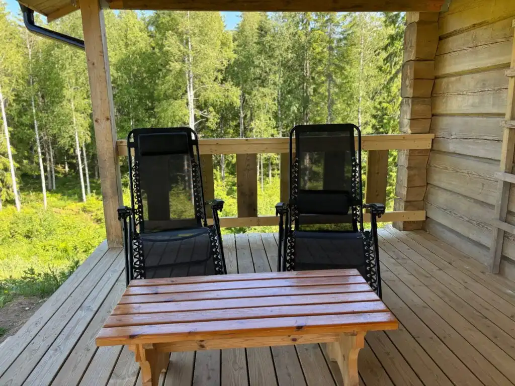 Terrasse der Blockhütte Ratzeputz in Skillingfors – Natururlaub am See in Värmland