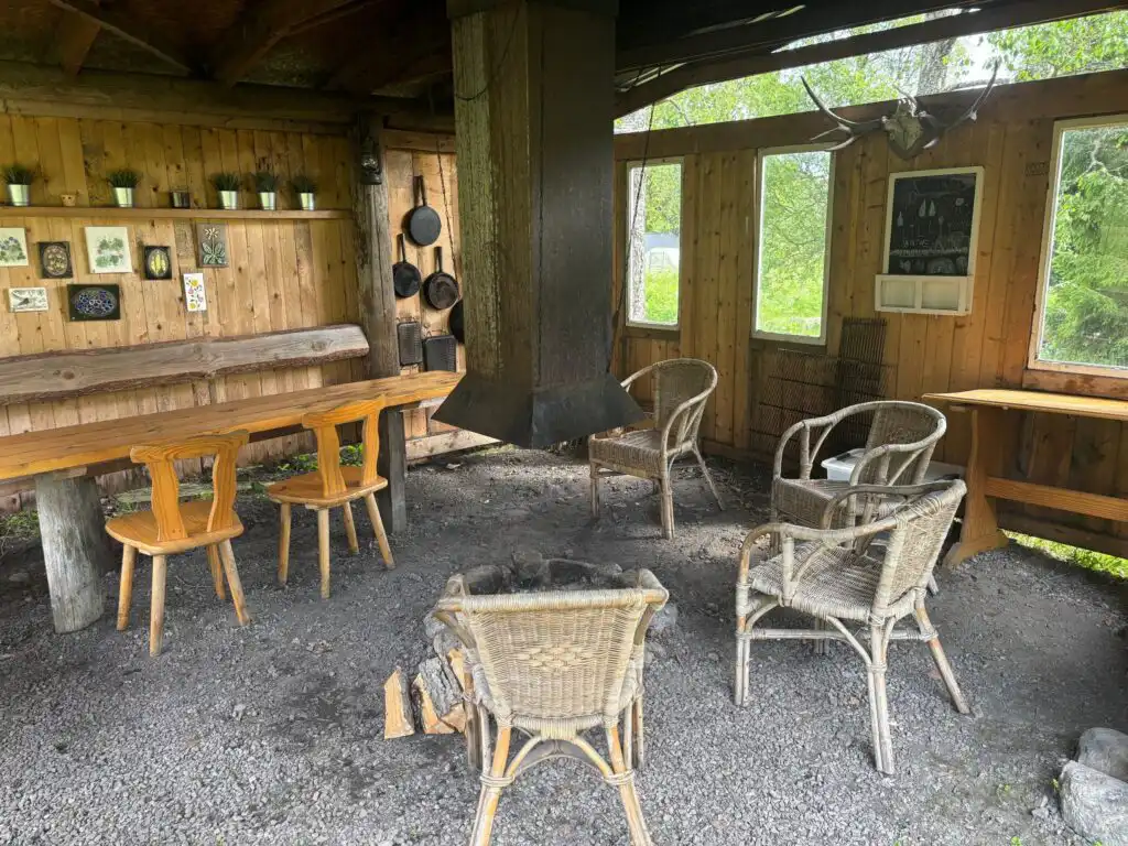 Sitzbereich an der Grillhütte der Ferienwohnung Näckros – Natururlaub in Filipstad in Värmland