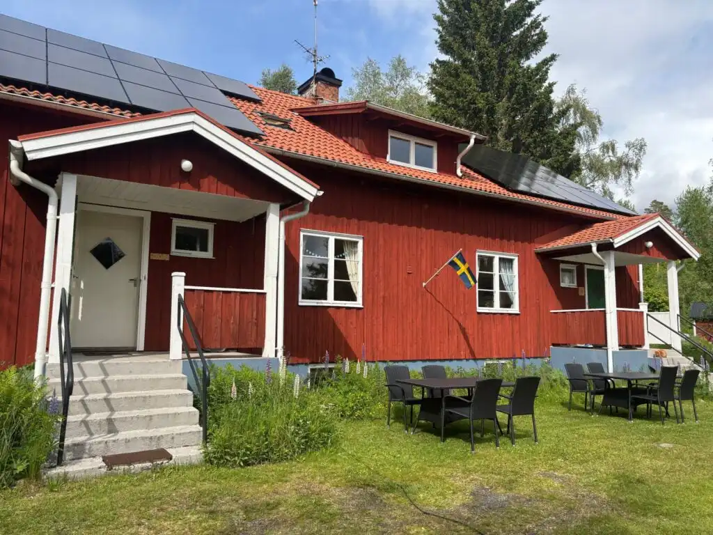 Außenansicht der Ferienwohnung Skogstjärna in Filipstad – rotes Schwedenhaus in Värmland