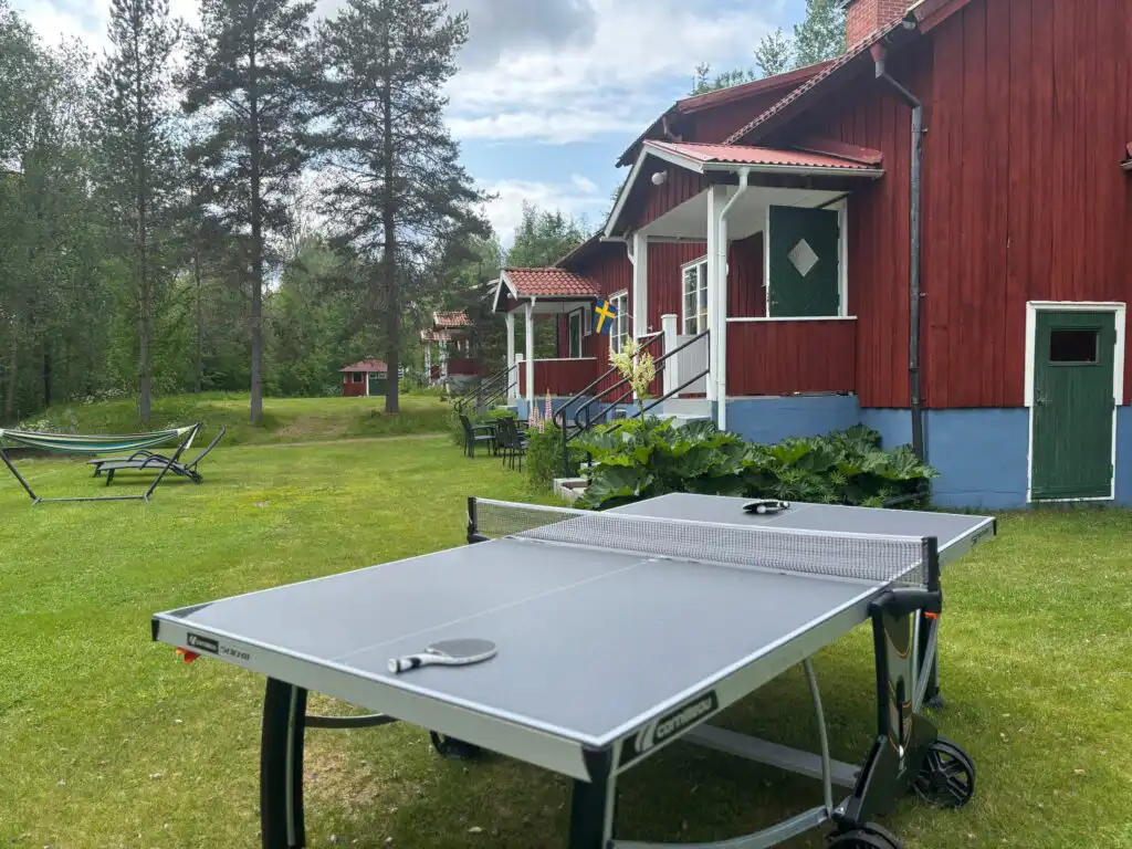 Tischtennisplatte im Garten der Ferienwohnung Skogstjärna in Filipstad – Natururlaub in Värmland
