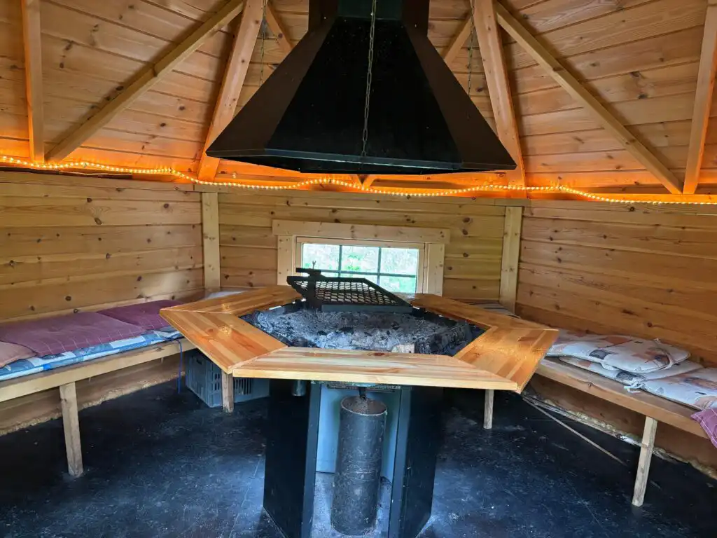 Grillhütte bei der Ferienwohnung Skogstjärna in Filipstad – gemütlicher Außenbereich in Värmland