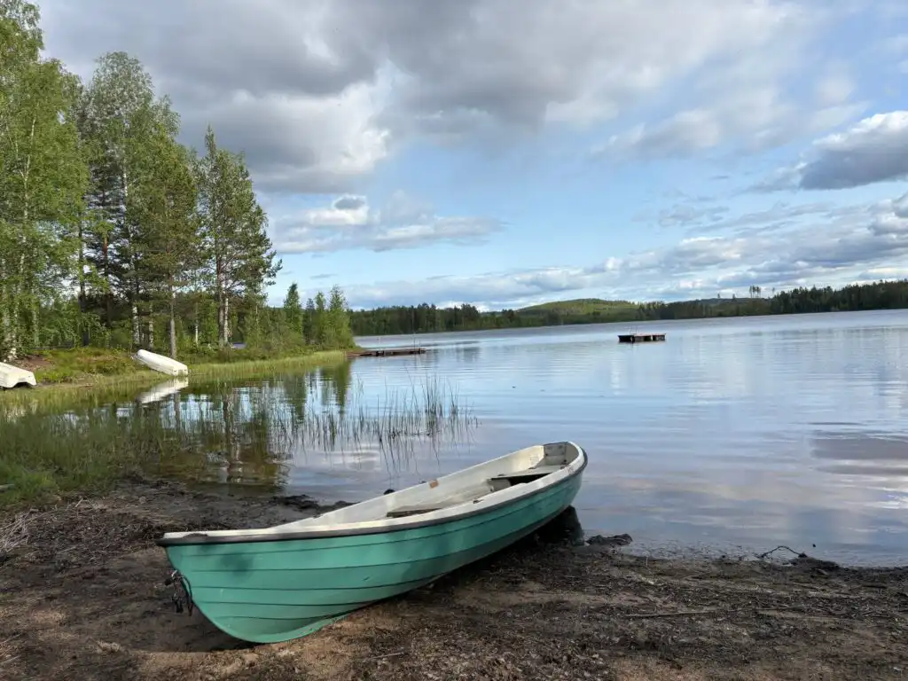 Boot am See bei Filipstad – Natur und Erholung nahe der Ferienwohnung Skogstjärna in Värmland