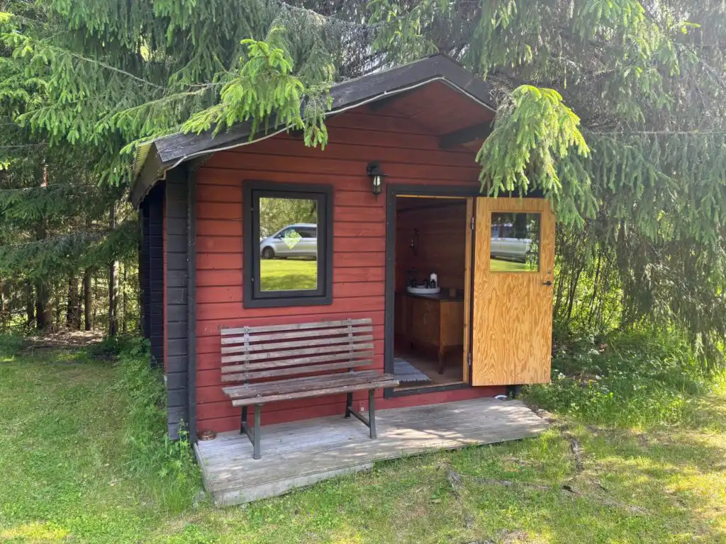 Kleine Stuga im Garten der Ferienwohnung Skogstjärna in Filipstad – Natururlaub in Värmland