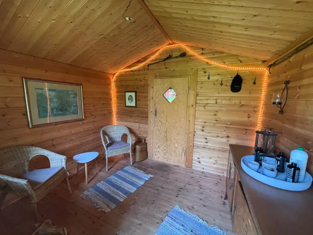 Ruheraum der Sauna bei der Ferienwohnung Skogstjärna in Filipstad – Entspannung in Värmland
