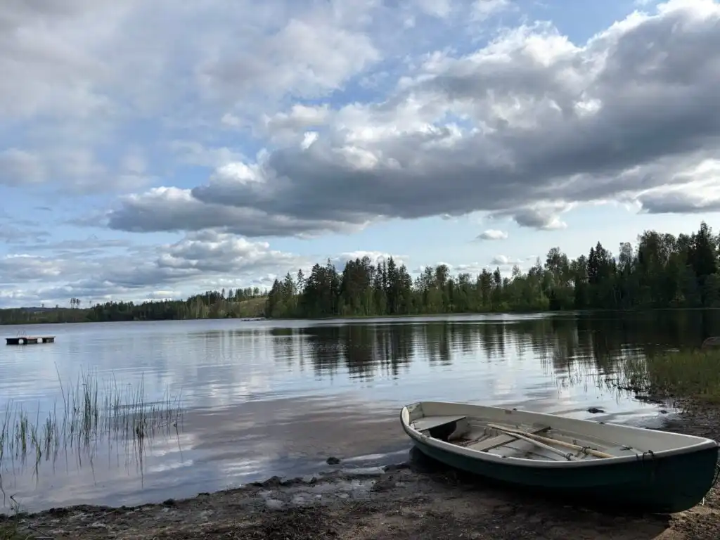 See bei Filipstad in Värmland – Natur nahe der Ferienwohnung Liljekonvalj mit Ruderboot und Kajak