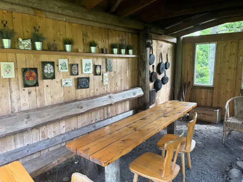 Sitzbereich an der Grillhütte der Ferienwohnung Liljekonvalj in Filipstad – Natururlaub in Värmland