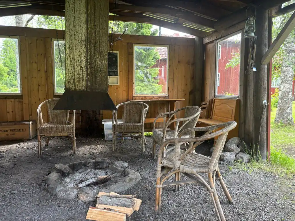 Sitzbereich an der Grillhütte der Ferienwohnung Liljekonvalj in Filipstad – Natururlaub in Värmland
