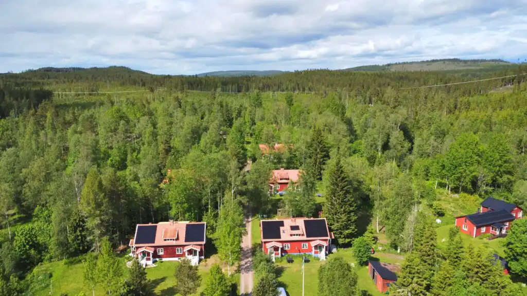 Vogelperspektive auf Wälder und Seen bei Filipstad in Värmland
