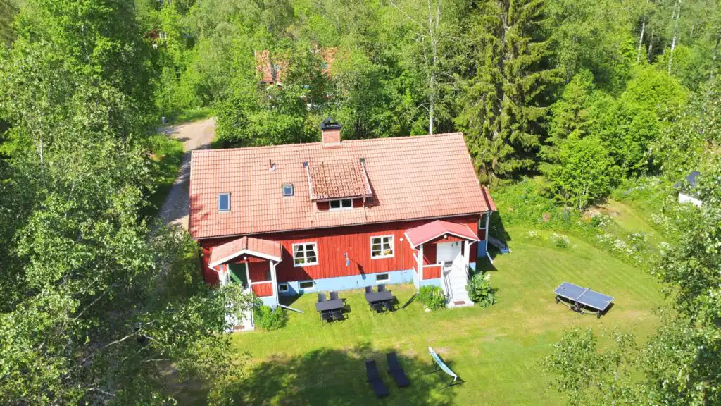 Luftaufnahme der Ferienwohnung Liljekonvalj in Filipstad – Unterkunft in Värmland in der Natur