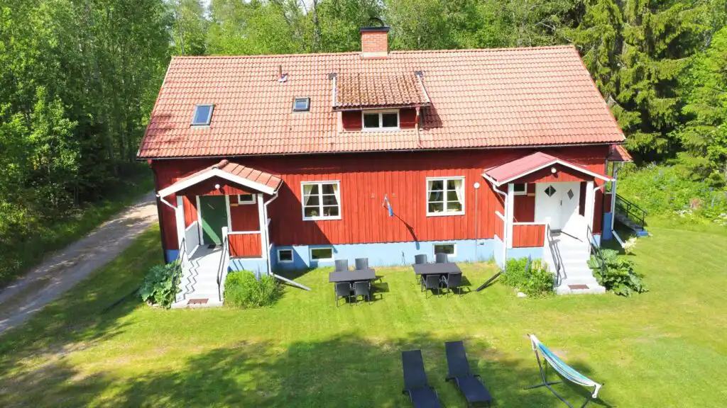 Rotes Schwedenhaus der Ferienwohnung Liljekonvalj in Filipstad – Unterkunft in Värmland in ruhiger Natur