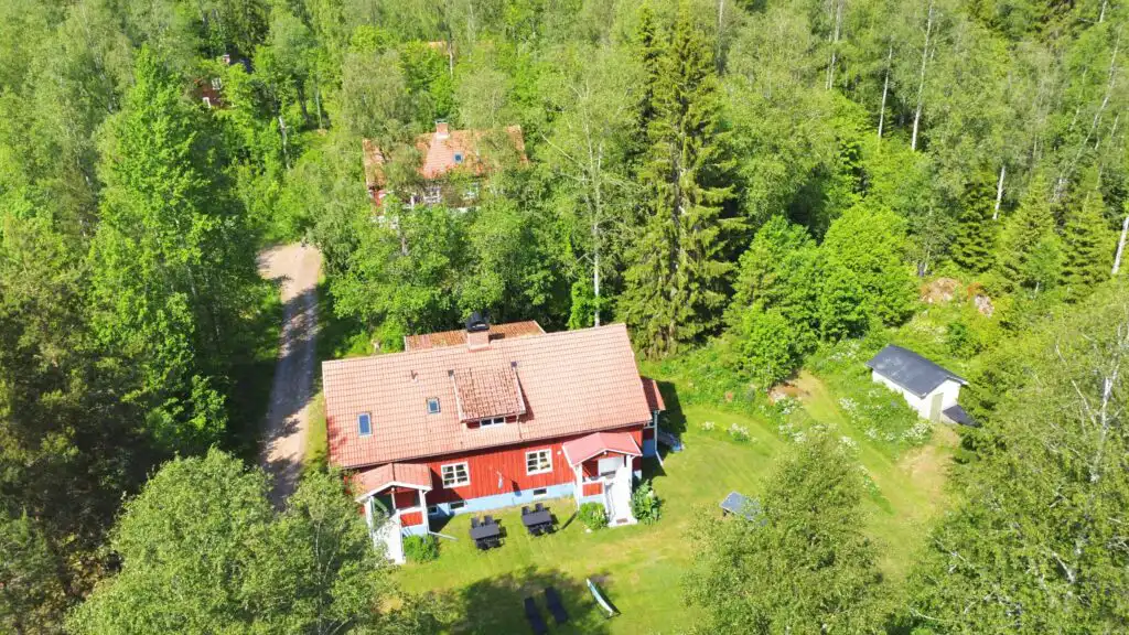 Luftaufnahme der Ferienwohnung Liljekonvalj in Filipstad – Unterkunft in Värmland umgeben von Wald und Natur