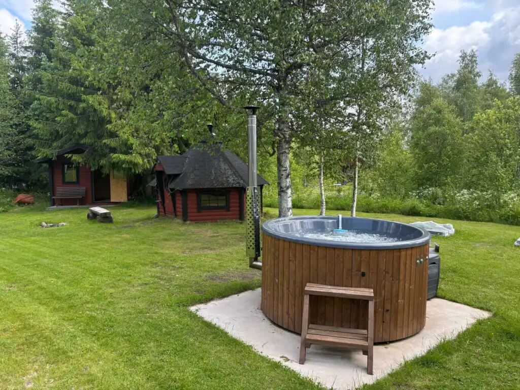 Badefass im Garten der Ferienwohnung Mistel in Filipstad – Natururlaub in Värmland