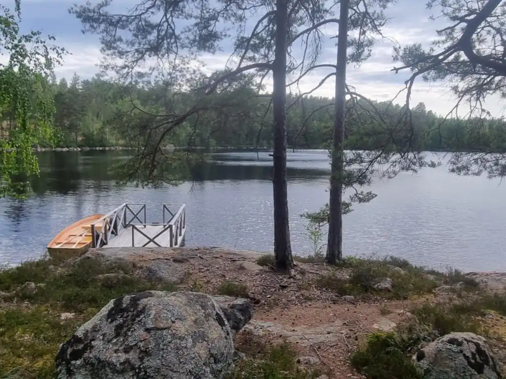 Badestelle am See nahe Hus Hällemåla – Naturbadestelle im Wald in Småland