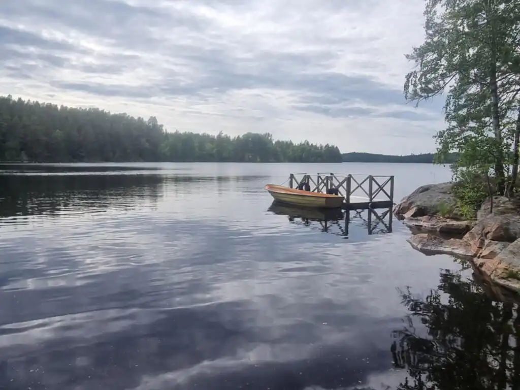 Natursee bei Hus Hällemåla – idyllischer See zum Baden und Angeln in Småland
