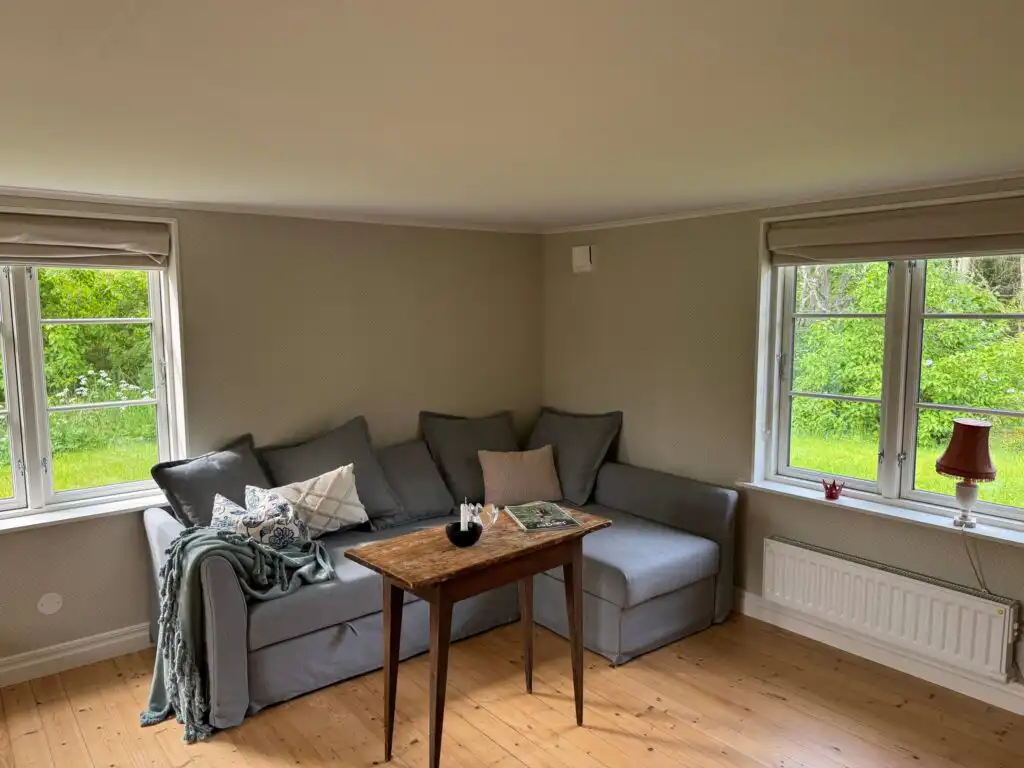Wohnzimmer mit Sitzbereich im Ferienhaus Hus Hällemåla – gemütlicher Wohnraum für bis zu 6 Personen