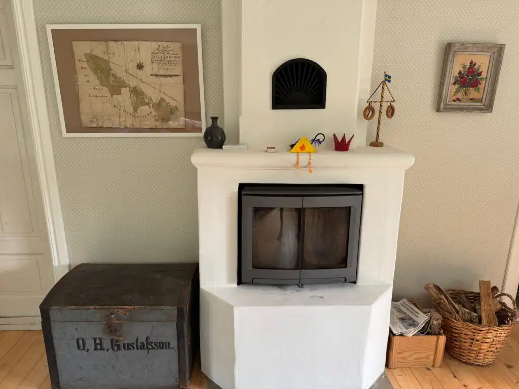 Wohnzimmer mit Kamin im Ferienhaus Hus Hällemåla – typisches Schwedenhaus in ruhiger Waldlage