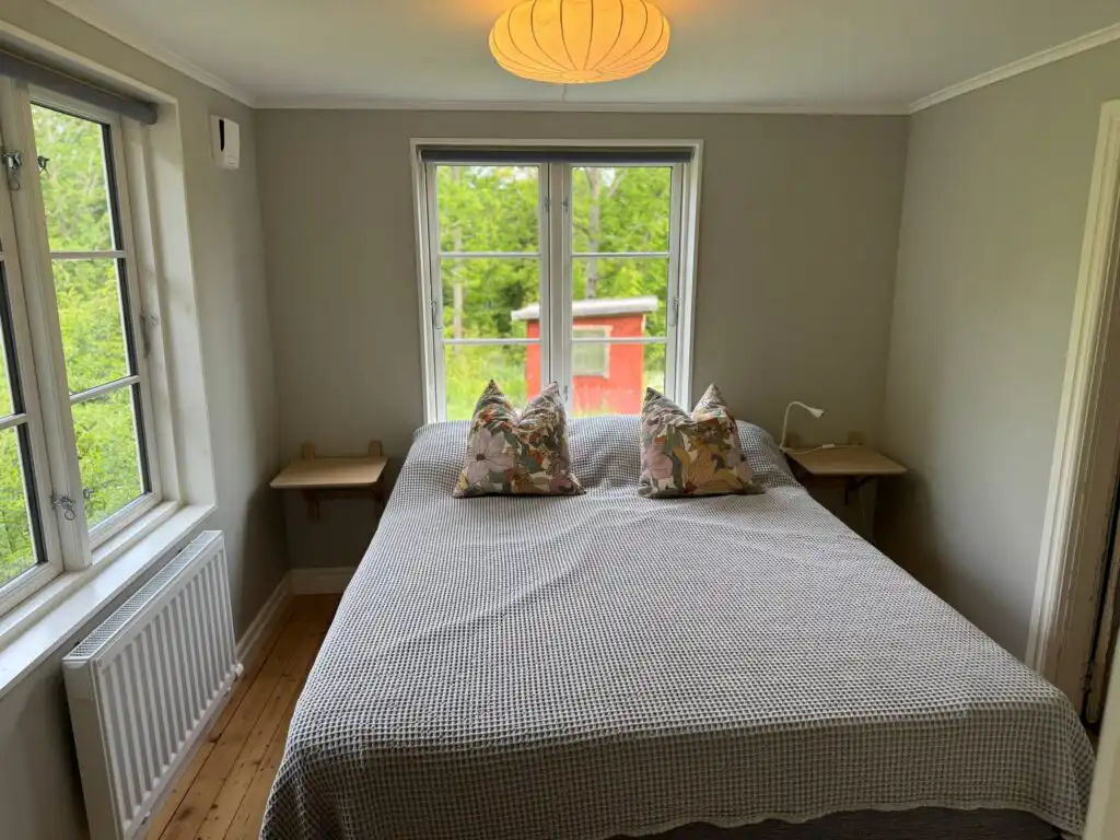 Schlafzimmer im Ferienhaus Hus Hällemåla – ruhiges Schlafzimmer im Ferienhaus im Wald