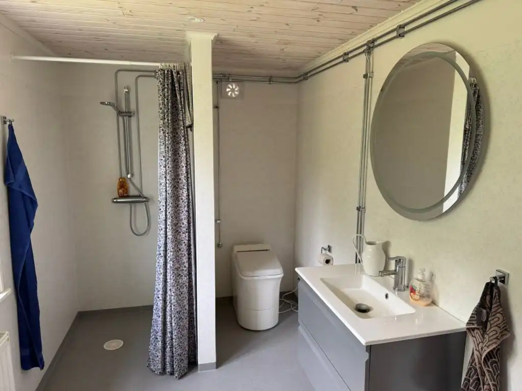 Badezimmer mit Dusche im Ferienhaus Hus Hällemåla – modernes Bad im Ferienhaus in Småland