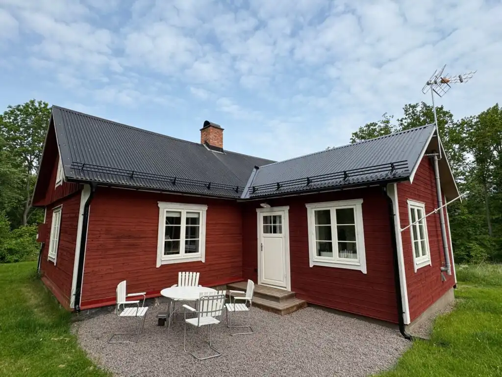 Hauptansicht vom Ferienhaus Hus Hällemåla – rotes Schwedenhaus in absoluter Alleinlage bei Mörlunda in Småland