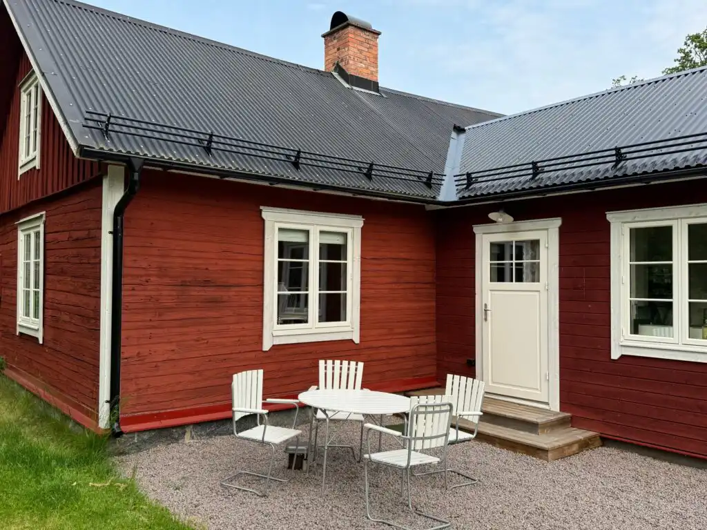 Hauptansicht vom Ferienhaus Hus Hällemåla – rotes Schwedenhaus mitten in der Natur