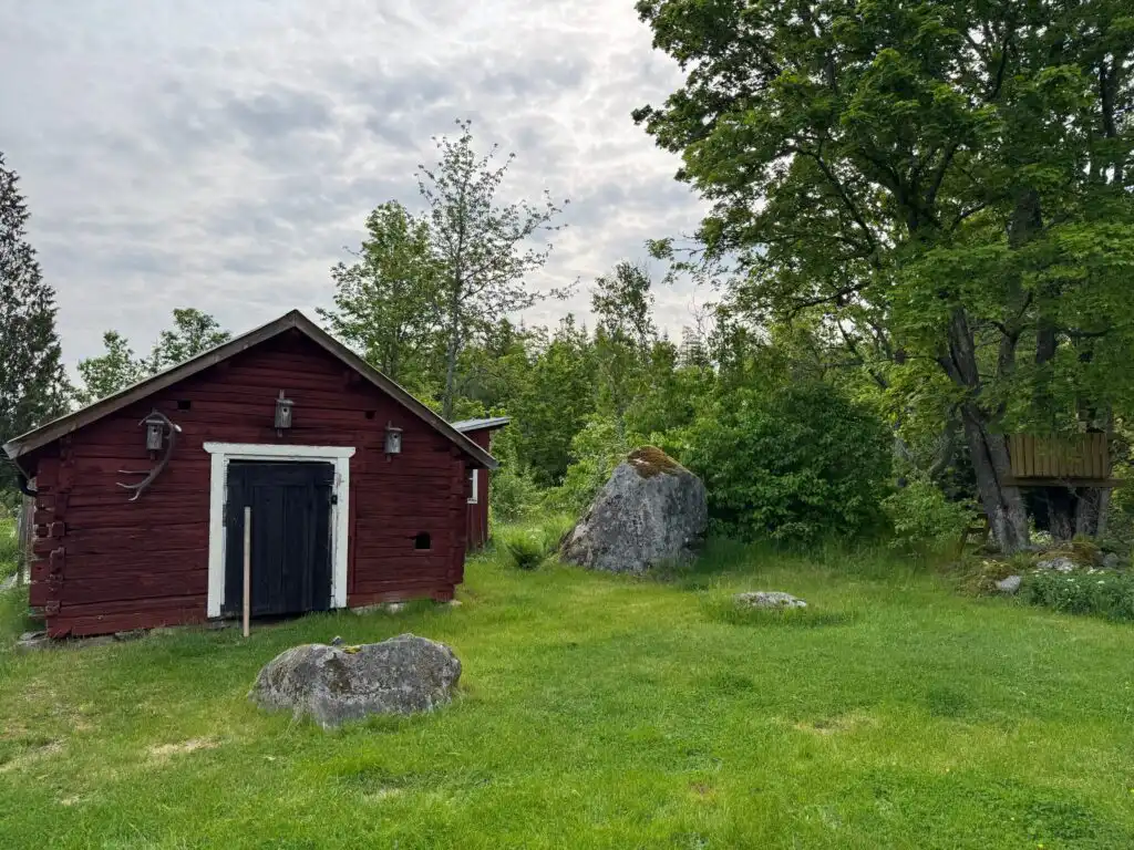 Nebenhaus und Grundstück beim Ferienhaus Hus Hällemåla – ruhige Natur rund um das Ferienhaus