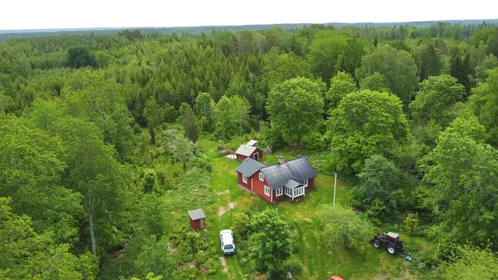 Vogelperspektive vom Ferienhaus Hus Hällemåla – Ferienhaus in absoluter Alleinlage im Wald bei Mörlunda in Småland