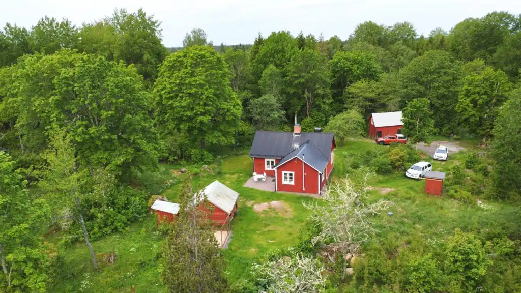 Vogelperspektive vom Ferienhaus Hus Hällemåla – Alleinlage mitten im Wald