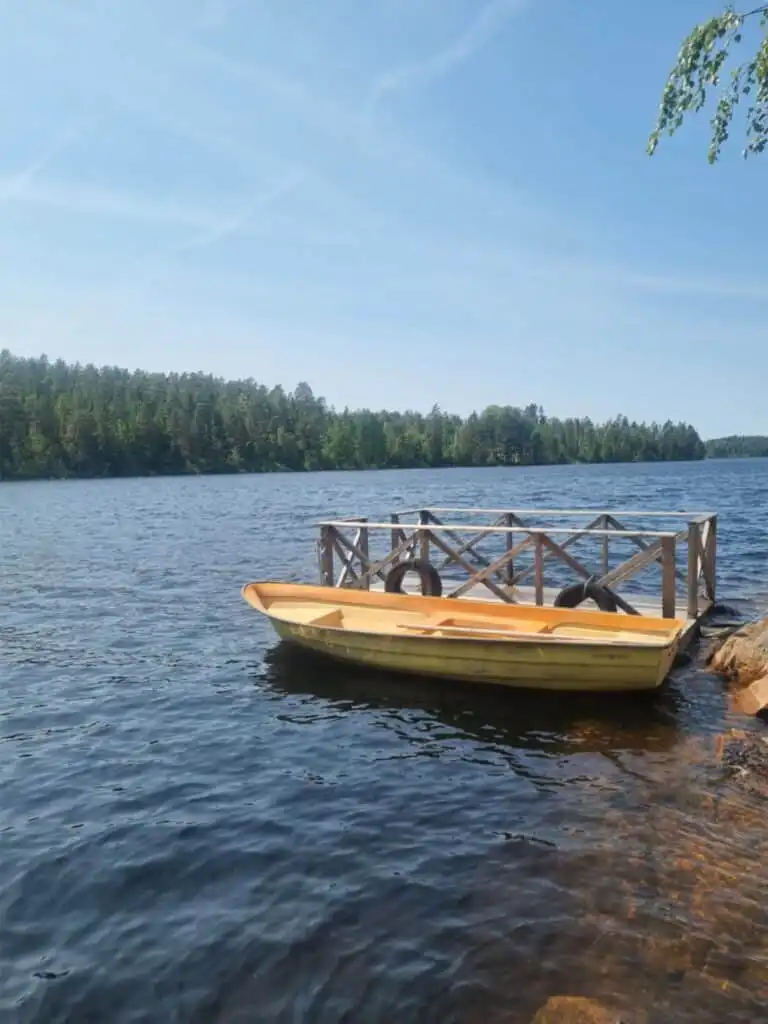Steg am See nahe Hus Hällemåla – Badeplatz mit Zugang zum Wasser