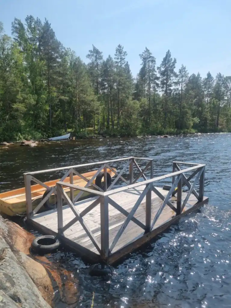 Holzsteg am See bei Hus Hällemåla – Badestelle und Angelplatz in Småland