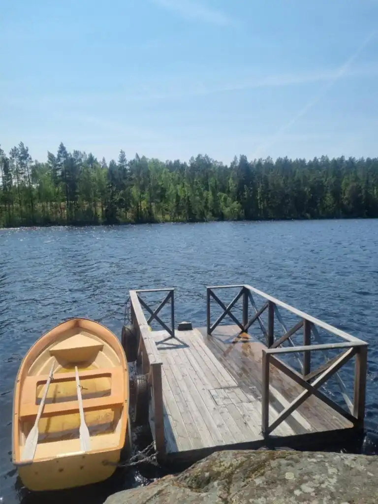 Steg mit Ruderboot am See bei Hus Hällemåla – Badesteg und Boot für Angeln und Ausflüge in Småland