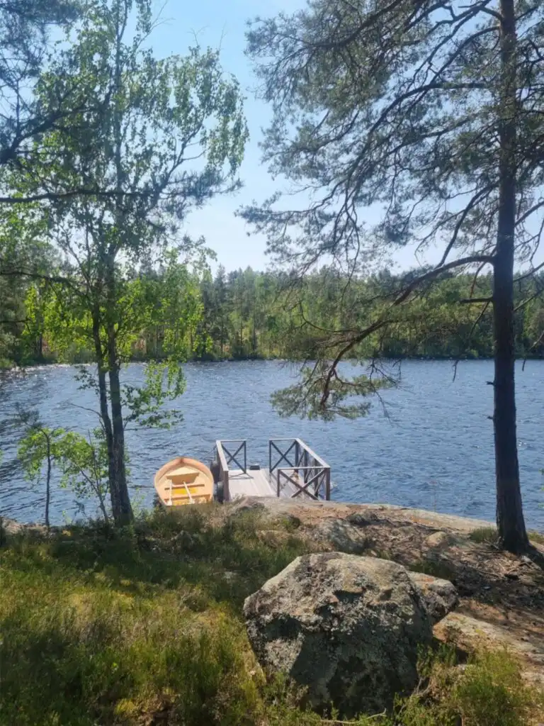 Naturbadestelle am See nahe Hus Hällemåla – ruhiger Badeplatz im Wald bei Mörlunda in Småland