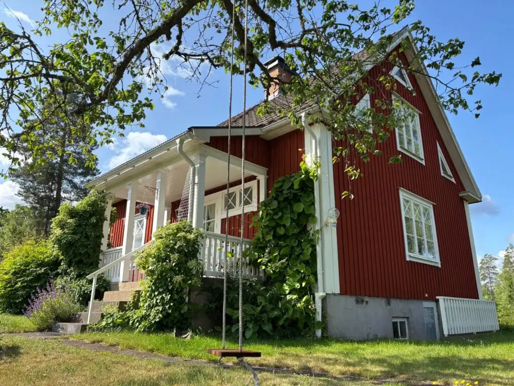 Hauptansicht der Villa Berget in Fröseke, Småland – stilvolles rotes Schwedenhaus