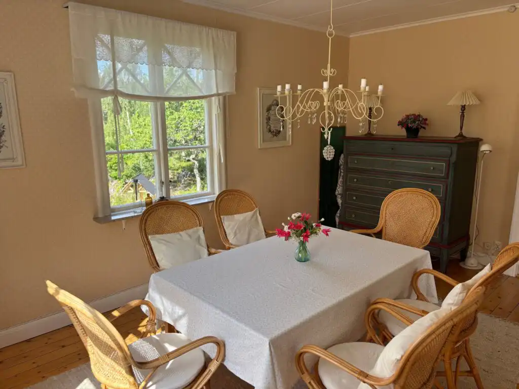 Stilvoll gedeckter Esstisch in der Villa Berget nahe See