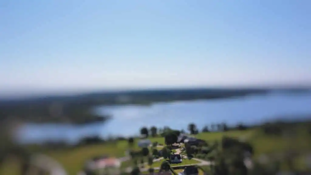 Vogelperspektive auf See und Landschaft bei Kalv – Natur rund um das Ferienhaus Havsörn