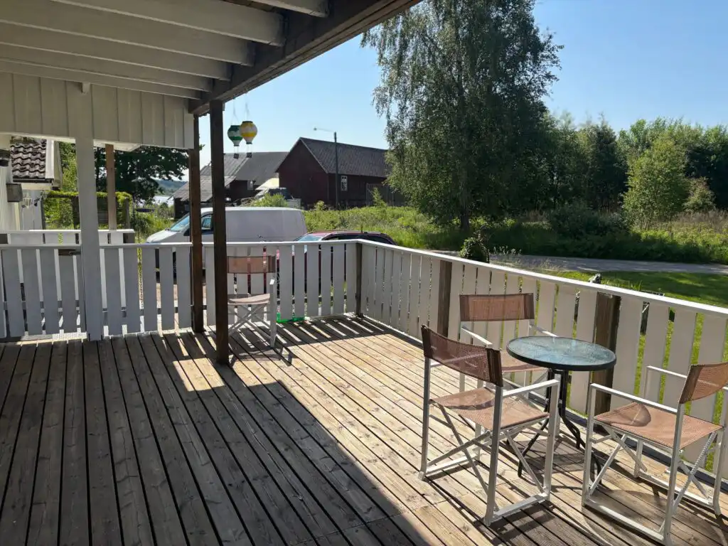 Große Terrasse am Ferienhaus Havsörn in Kalv – Ferienhaus in Schweden mit Blick in die Natur